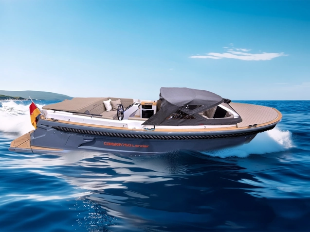 Corsiva 750 Tender auf dem Wasser mit geschlossenem Verdeck – luxuriöses Tenderboot mit großzügiger Badeplattform und modernem Design.