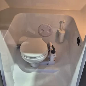 Integriertes Marine-WC im Toilettenraum der Corsiva 750 Tender