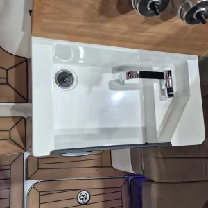 Integrierte Spüle mit Armatur in der Pantry der Corsiva 750 Tender