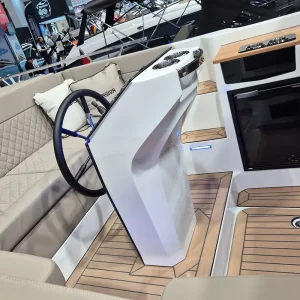 Cockpit der Corsiva 750 Tender mit Steuerstand, Spüle und Kühlschrank