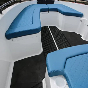 Sitzbereich im Bug der Coaster 515 SC