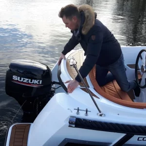 Heckbereich der Corsiva 565 New Age mit Suzuki Außenbordmotor und Badeplattform