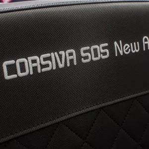 Gestickter Corsiva 505 New Age Schriftzug auf den Polstern