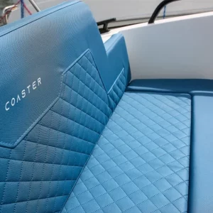 Detailaufnahme der blauen Sitzpolster im Coaster 515 SC Boot