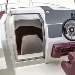 Einstieg in die Kabine der Coaster 640 Sundeck
