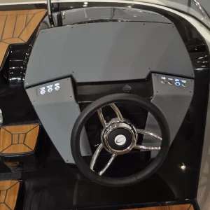 Steuerkonsole der Coaster 600 DC mit Lenkrad, Bedienelementen und übersichtlichem Cockpit.