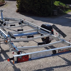 Pongratz PBA 1800 G Bootstrailer mit verstellbaren Kielrollen und Beleuchtungsanlage.
