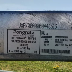 Typenschild des Pongratz PBA 1800 G Bootstrailers mit technischen Angaben und Fahrgestellnummer.