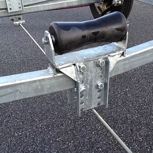 Verstellbare Kielrolle am Pongratz PBA 1800 G Bootstrailer zur sicheren Führung des Bootes.