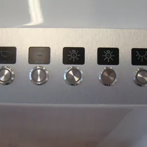 Bedienpanel mit Edelstahlschaltern in der Corsiva 565 New Age
