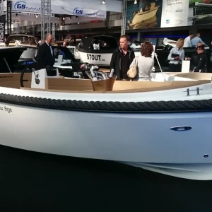 Weiße Corsiva 565 New Age mit beigem Sitzbereich auf einer Bootsmesse