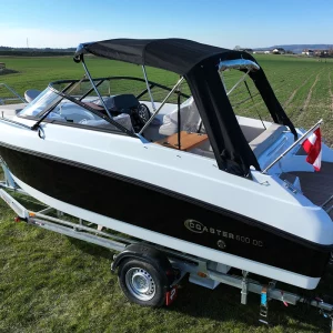 Coaster 600 DC mit geöffnetem Bimini-Top für angenehmen Sonnenschutz an Bord.