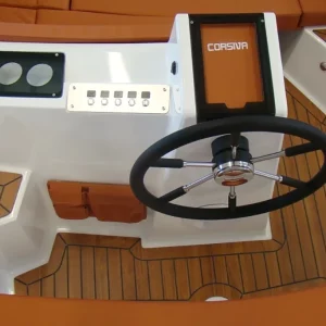 Steuerkonsole der Corsiva 565 New Age mit Lenkrad und Holzoptik-Boden