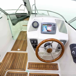 Steuerstand des Coaster 600 BR mit Holzlenkrad und modernem Cockpit