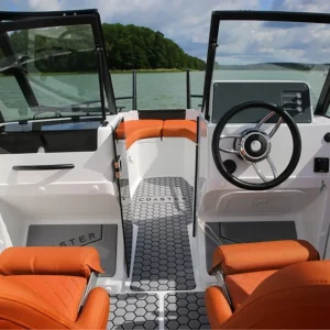 Detailaufnahme der Coaster 515 BR mit zwei Sportsitzen, Steuerstand und Durchgang zum Bug.