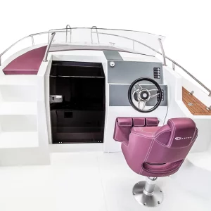 Moderner Steuerstand der Coaster 640 Sundeck mit Fahrersitz und Kabineneinstieg