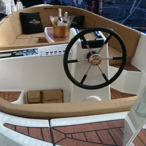 Steuerstand der Corsiva 565 New Age mit Lenkrad und gepolstertem Cockpit